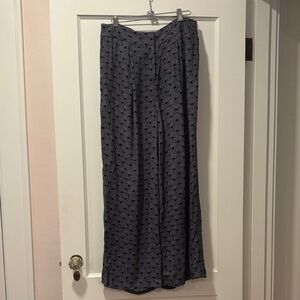 Flowy pants with geometric print